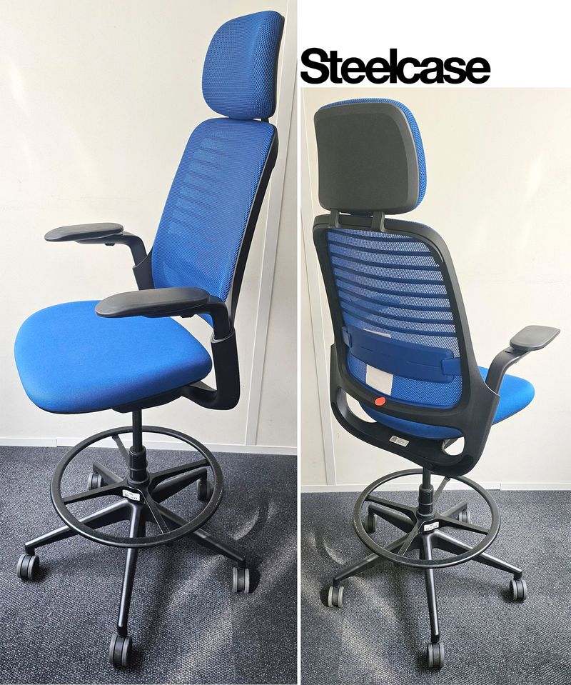 FAUTEUIL DE BUREAU HAUT A HAUTEUR AJUSTABLE ET TETIERE, SOUTIEN LOMBAIRE DE MARQUE STEELCASE MODELE SERIES 1 DOSSIER EN RESILLE DE COULEUR BLEUE, ASSISE ET TETIERE EN TISSU DE COULEUR BLEUE REPOSANT SUR UN PIETEMENT ETOILE A ROULETTES ET UN REPOSE PIED EN ACIER LAQUE NOIR. HAUTEUR MIN : 130 CM ; HAUTEUR MAX : 148 CM ; 64 X 64 CM. 2 UNITES. VENDU A L'UNITE AVEC FACULTE DE REUNION. LOCALISATION -> BAT A : RDC E