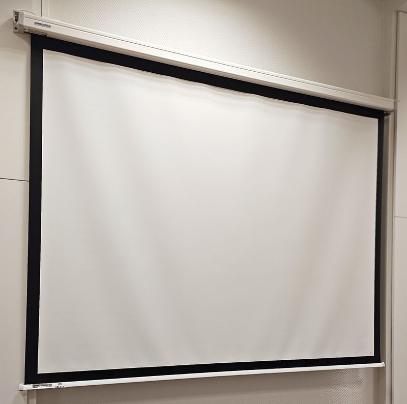 ECRAN DE PROJECTION ELECTRIQUE DE MARQUE PROJECTA MODELE SLIM SCREEN EL 153X200 MWS VID WIG. TOILE : 154 X 200 CM. DEMONTAGE PAR L'ACHETEUR DANS LES REGLES DE L'ART. 2 UNITES. VENDU A L'UNITE AVEC FACULTE DE REUNION. LOCALISATION -> BAT A : -2 SE