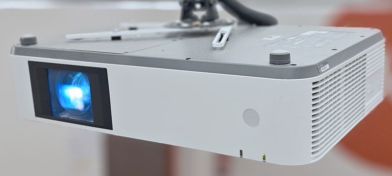 VIDEOPROJECTEUR DE MARQUE SONY MODELE VPL-PHZ10. VENDU AVEC SA TELECOMMANDE ET ATTACHE PLAFONNIER. DEMONTAGE PAR L'ACHETEUR DANS LES REGLES DE L'ART. LOCALISATION -> BAT A : -2 PINTA