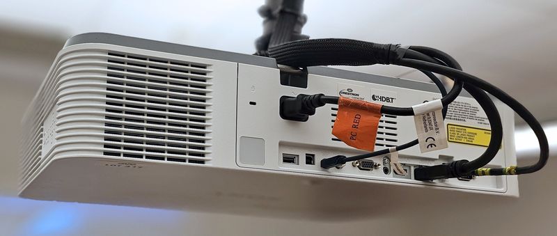 VIDEOPROJECTEUR DE MARQUE SONY MODELE VPL-PHZ10. VENDU AVEC SA TELECOMMANDE ET ATTACHE PLAFONNIER. DEMONTAGE PAR L'ACHETEUR DANS LES REGLES DE L'ART. LOCALISATION -> BAT A : -2 PINTA