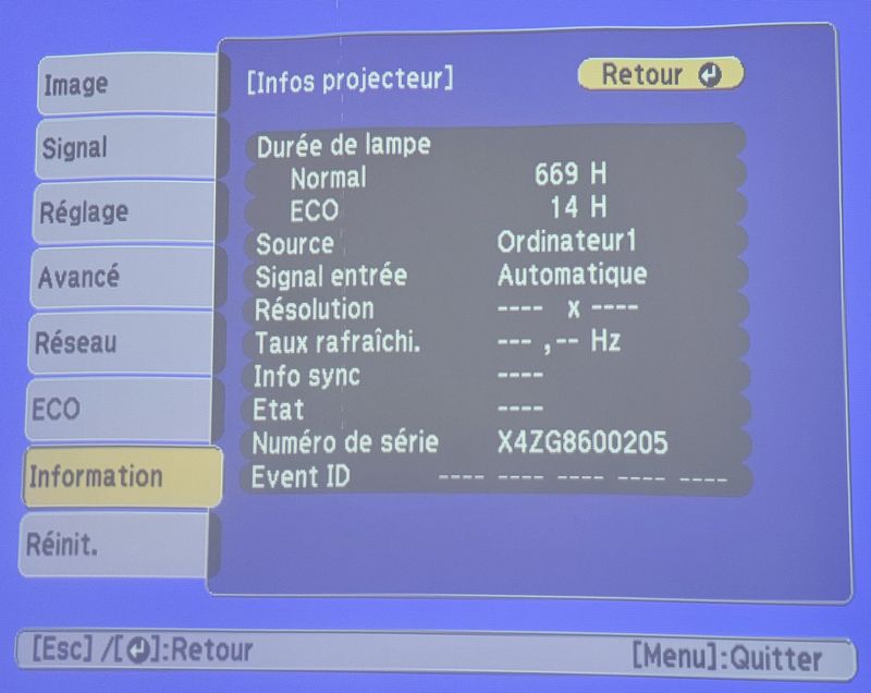 VIDEOPROJECTEUR DE MARQUE EPSON MODELE EBL 980 W. HEURE LAMPE : 669 HEURES. VENDU AVEC SA TELECOMMANDE.  LOCALISATION -> BAT H : 3