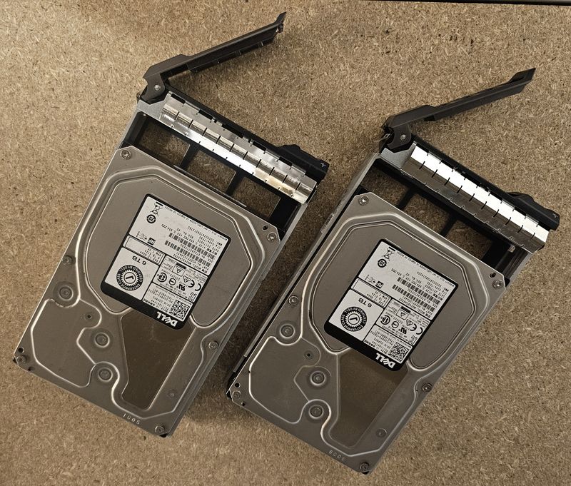 2 SERVEURS DE DONNEES RACKABLE DE MARQUE DELL DONT 1 MODELE POWEREDGE R730 COMPRENANT 15 DISQUES DUR SAS 2.5 POUCES DE 146 GB ET 1 MODELE MD1400 COMPRENANT 12 DISQUES DURS SAS 2.5 POUCES 6 TB. LOCALISATION -> BAT J : - 1