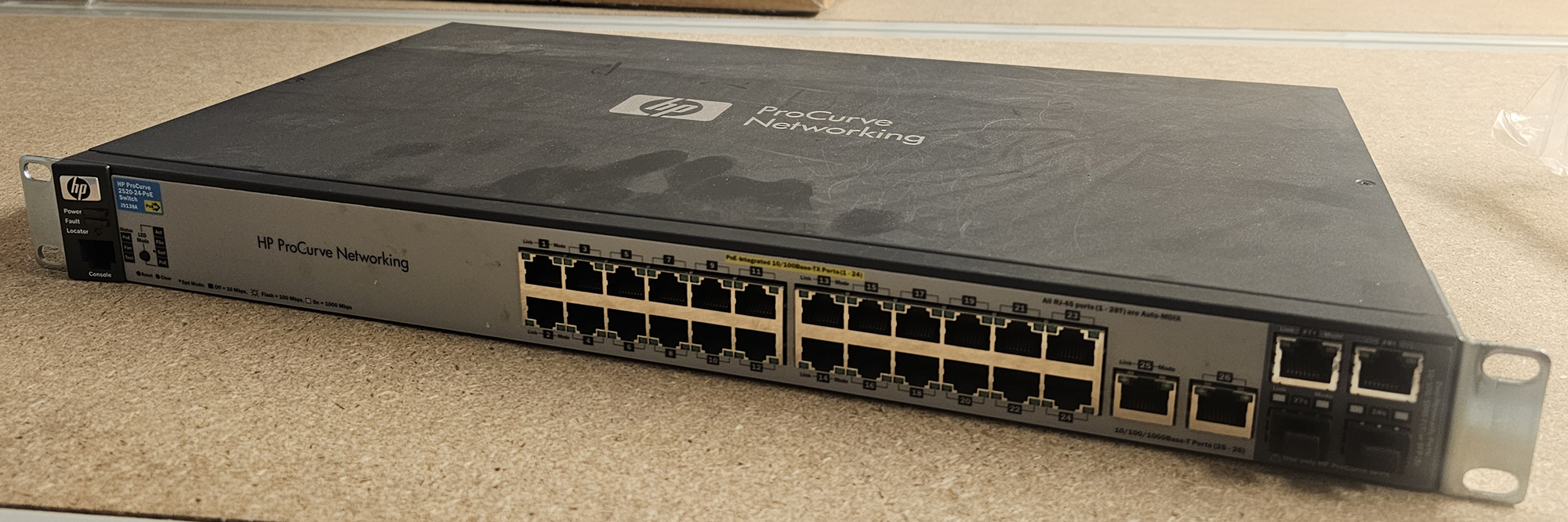 2 SWITCH RACKABLES 24 PORTS + 2 PORTS GIGABIT DE MARQUE HP MODELE PROCURVE 2520-24-POE. ON Y JOINT 1 SWITCH ETHERNET 24 PORTS 10/100 + 2 PORTS GIGABIT MODELE 2620-24. VENDU AVEC CABLE D'ALIMENTATION DANS UN EMBALLAGE. LOCALISATION -> BAT J : - 1