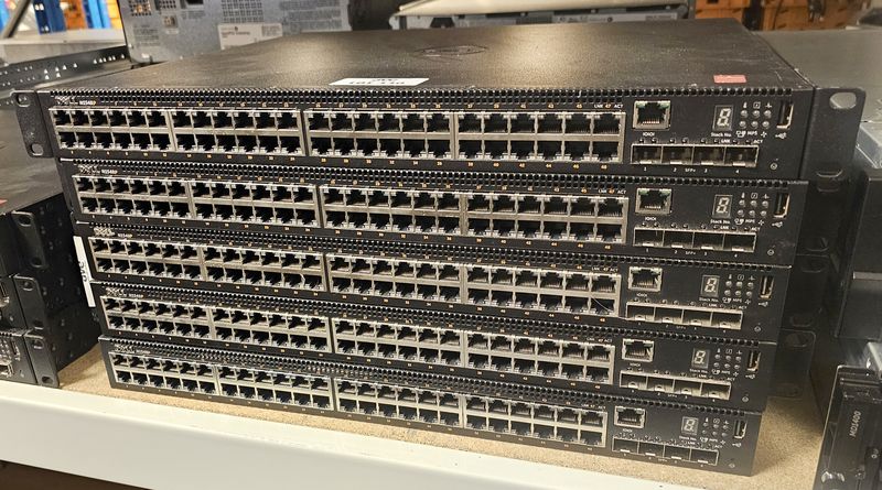 5 SWITCH ETHERNET GB RACKABLES 48 PORTS DE MARQUE DELL MODELE N1548P. LOCALISATION -> BAT J : - 1