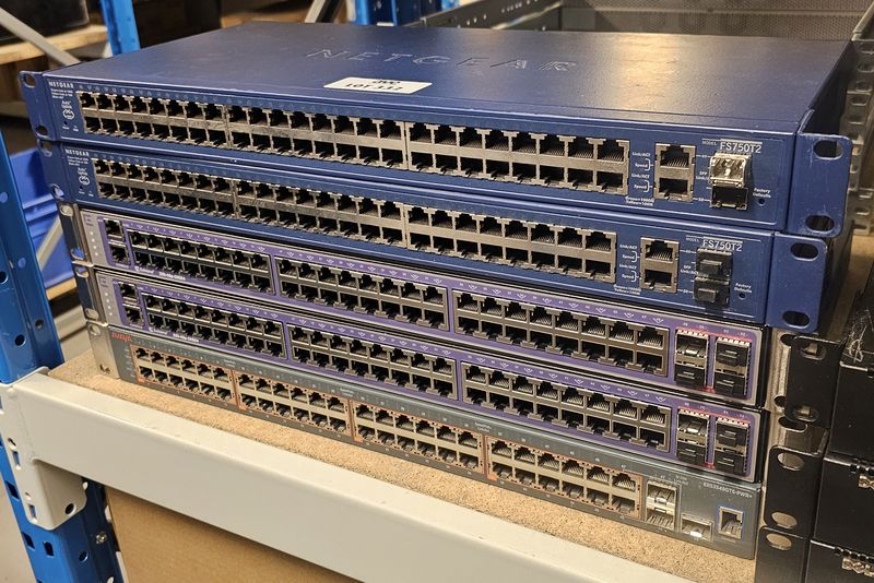 3 SWITCH GIGABIT RACKABLES 48 PORTS DONT : 2 SWITCH DE MARQUE EXTREME MODELE 220-48P-10GE4 ET 1 SWITCH DE MARQUE AVAYA MODELE ERS3549GTS-PWR+. ON Y JOINT 2 SWITCH 48 PORTS ETHERNET + 2 PORTS GIGABIT DE MARQUE NETGEAR MODELE FS750T2. LOCALISATION -> BAT J : - 1