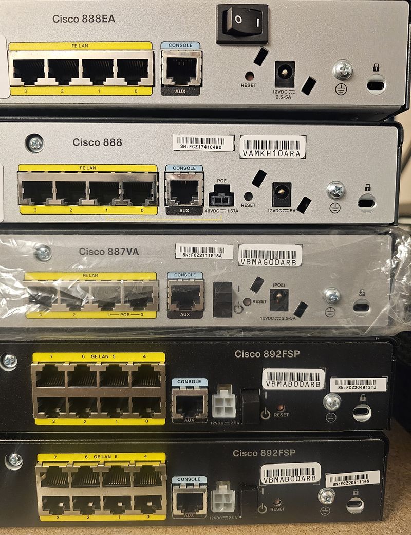 6 ROUTEURS DE MARQUE CISCO DONT : 1 MODELE 888EA 4 PORTS, 1 MODELE 888 4 PORTS, 1 MODELE 8887VA 4 PORTS, 2 MODELE 892FSP 8 PORTS ET 1 MODELE 800A 4 PORTS (VENDU DANS SON EMBALLAGE D'ORIGINE). LOCALISATION -> BAT J : - 1