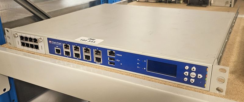 SWITCH ETHERNET GB RACKABLE 8 PORTS DE MARQUE CHECK POINTMODELE T-180. LOCALISATION -> BAT J : - 1