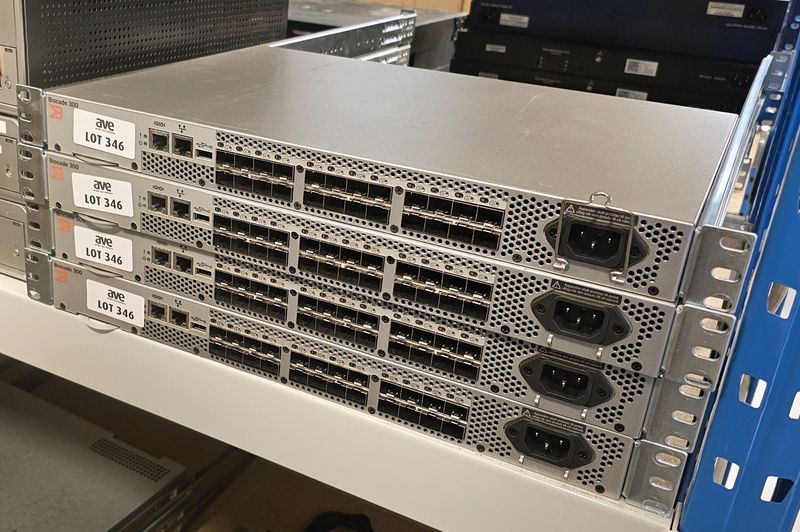 4 SWITCH FIBRE 24 PORTS RACKABLES EN 8 GIGABIT DE MARQUE BROCADE MODELE BROCADE 300. LOCALISATION -> BAT J : - 1