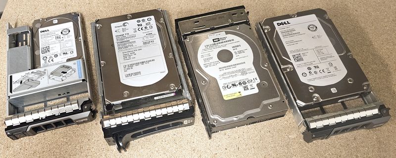 14 DISQUES DUR SAS DE 250 GB 2.5 ET 3.5 POUCES DIVERS MARQUE DELL OU WESTERN DIGITAL OU SEAGATE. LOCALISATION -> BAT J : - 1