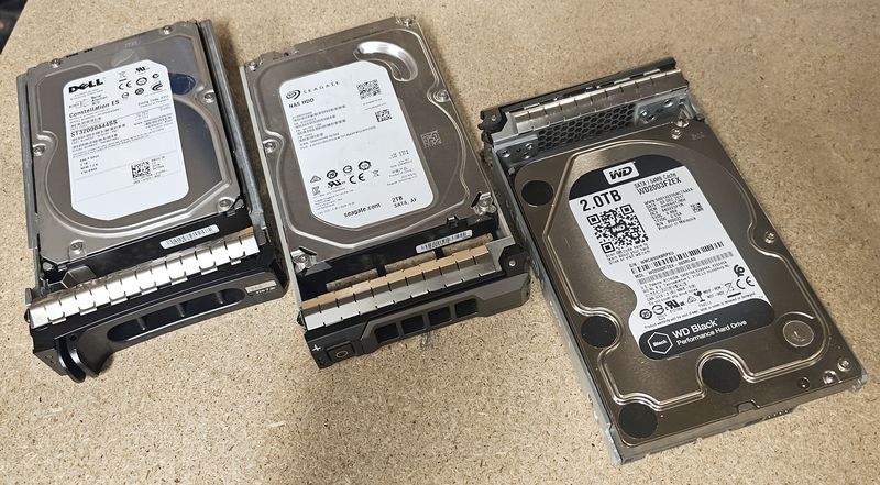 36 DISQUES DUR SAS OU SATA DE 2 TB 3.5 POUCES DIVERS MARQUE DELL OU WESTERN DIGITAL OU SEAGATE. LOCALISATION -> BAT J : - 1