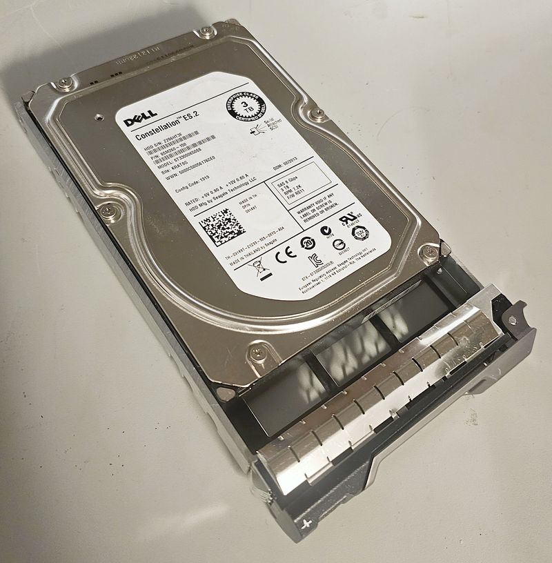 22 DISQUES DUR SAS OU SATA DE 3 TB 3.5 POUCES DIVERS MARQUE DELL. LOCALISATION -> BAT J : - 1