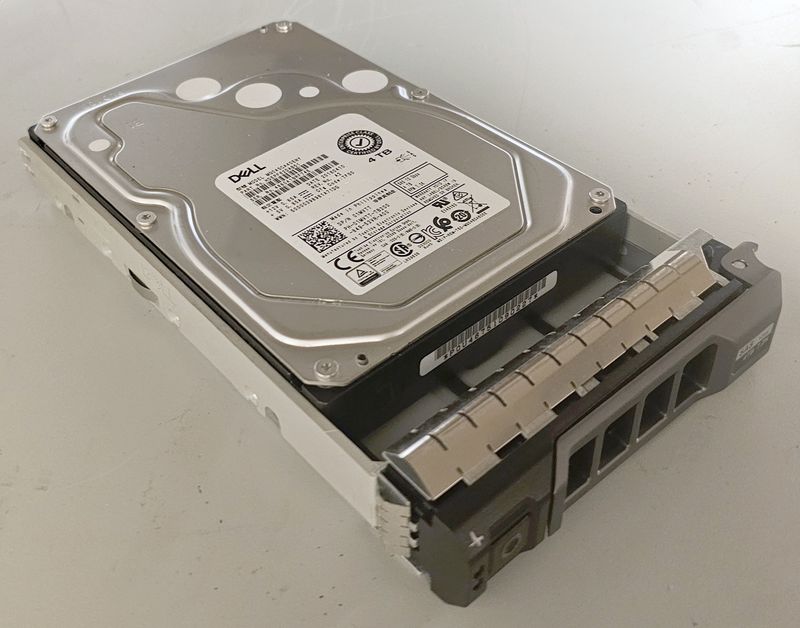 6 DISQUES DUR SAS DE 4 TB 3.5 POUCES DIVERS MARQUE DELL. LOCALISATION -> BAT J : - 1