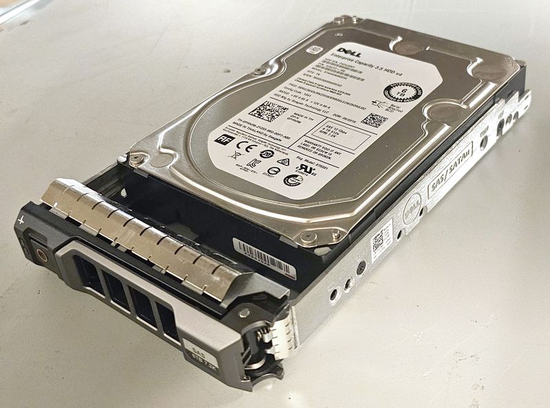 12 DISQUES DUR SAS DE 6 TB 3.5 POUCES DIVERS MARQUE DELL. LOCALISATION -> BAT J : - 1