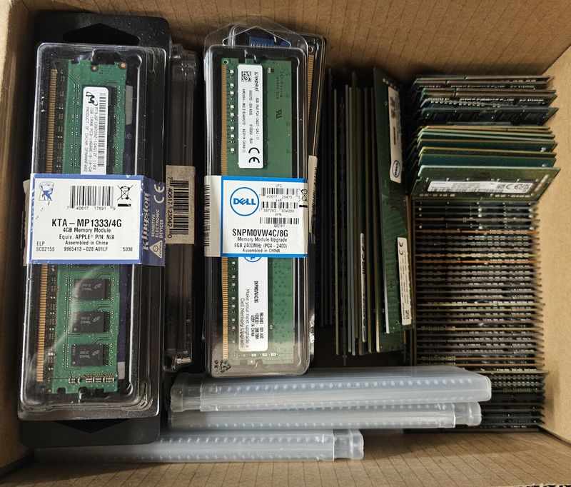 79 BARRETTES DE RAM DE DIVERSES MARQUE ET DIVERS MODELE COMPRENANT : 9 BARRETTES DE 256 MB; 19 BARRETTES DE 512 MB; 31 BARRETTES DE 1 GB; 21 BARRETTES DE 2GB; 19 BARRETTES DE 4GB ET 20 BARRETTES DE 8G. LOCALISATION -> BAT J : - 1