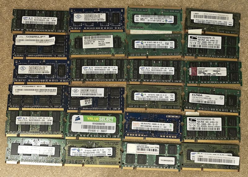 79 BARRETTES DE RAM DE DIVERSES MARQUE ET DIVERS MODELE COMPRENANT : 9 BARRETTES DE 256 MB; 19 BARRETTES DE 512 MB; 31 BARRETTES DE 1 GB; 21 BARRETTES DE 2GB; 19 BARRETTES DE 4GB ET 20 BARRETTES DE 8G. LOCALISATION -> BAT J : - 1