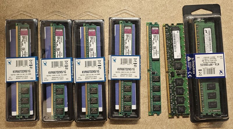 79 BARRETTES DE RAM DE DIVERSES MARQUE ET DIVERS MODELE COMPRENANT : 9 BARRETTES DE 256 MB; 19 BARRETTES DE 512 MB; 31 BARRETTES DE 1 GB; 21 BARRETTES DE 2GB; 19 BARRETTES DE 4GB ET 20 BARRETTES DE 8G. LOCALISATION -> BAT J : - 1