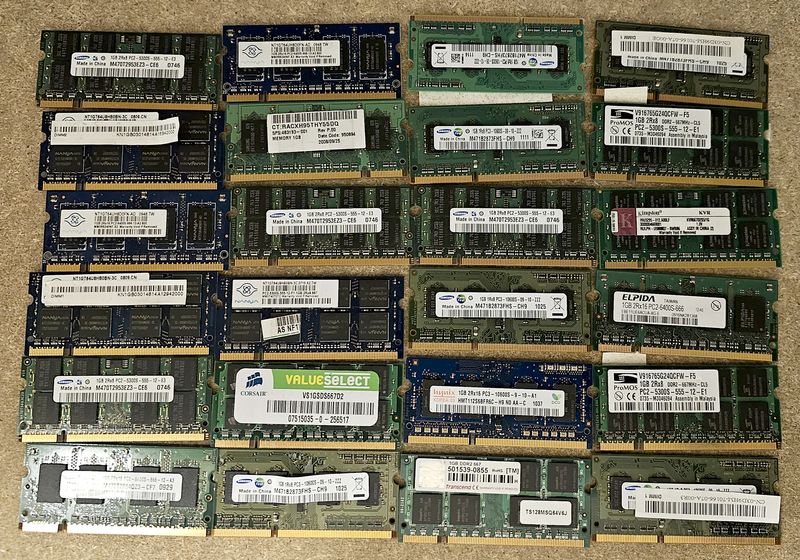 79 BARRETTES DE RAM DE DIVERSES MARQUE ET DIVERS MODELE COMPRENANT : 9 BARRETTES DE 256 MB; 19 BARRETTES DE 512 MB; 31 BARRETTES DE 1 GB; 21 BARRETTES DE 2GB; 19 BARRETTES DE 4GB ET 20 BARRETTES DE 8G. LOCALISATION -> BAT J : - 1