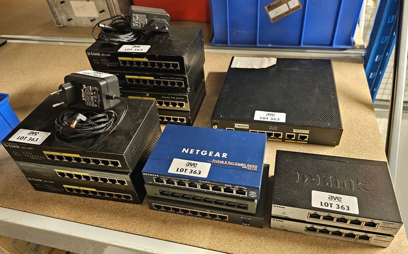 13 SWITCH DE MARQUE NETGEAR OU D-LINK OU CISCO DE DIVERS MODELE DONT : 3 A 4 PORTS, ET 10 A 8 PORTS. LOCALISATION -> BAT J : - 1