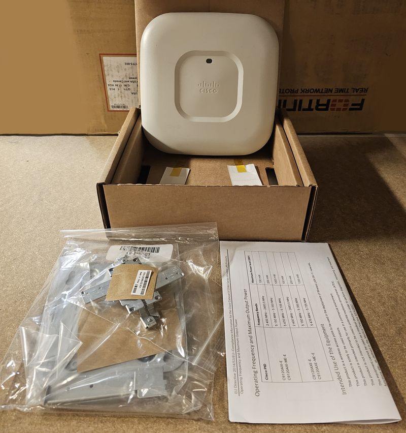 BORNE WIFI DE MARQUE CISCO MODELE CATALYT 9100 AX SERIES AIR-CAP1702I-E-K9. VENDU NEUF DANS SON EMBALLAGE D'ORIGINE AVEC SON MODE D'EMPLOI ET SON SUPPORT MURAL. 20 UNITES. VENDU A L'UNITE AVEC FACULTE DE REUNION. LOCALISATION -> BAT J : - 1