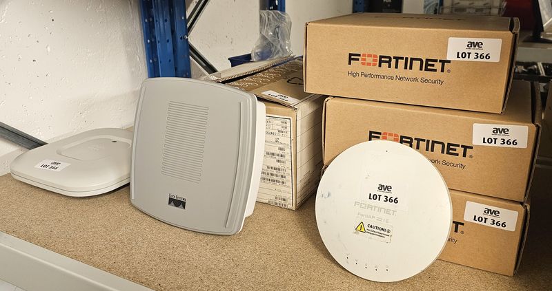 8 BORNES WIFI DONT : 4 BORNES WIFI DE MARQUE FORTINET MODELE FAP-221E-E,1 BORNE DE MARQUE FORTINET MODELE FEX-40D-AMEU, 1 BORNE DE MARQUE FORTINET MODELE FWF-60C, 1 BORNE WIFI EXTERIEUR DE MARQUE CISCO MODELE AIR-LAP1310G-E-K9 ET 1 BORNE WIFI DE MARQUE CISCO MODELE CATALYT 9100 AX SERIES AIR-CAP1702I-E-K9. LOCALISATION -> BAT J : - 1