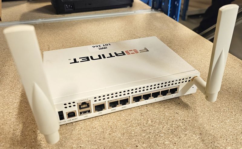 8 BORNES WIFI DONT : 4 BORNES WIFI DE MARQUE FORTINET MODELE FAP-221E-E,1 BORNE DE MARQUE FORTINET MODELE FEX-40D-AMEU, 1 BORNE DE MARQUE FORTINET MODELE FWF-60C, 1 BORNE WIFI EXTERIEUR DE MARQUE CISCO MODELE AIR-LAP1310G-E-K9 ET 1 BORNE WIFI DE MARQUE CISCO MODELE CATALYT 9100 AX SERIES AIR-CAP1702I-E-K9. LOCALISATION -> BAT J : - 1