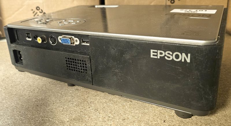 VIDEOPROJECTEUR DE MARQUE EPSON MODELE EMP-745. VENDU AVEC CABLE D'ALIMENTATION ET TELECOMMANDE. LOCALISATION -> BAT J : - 1