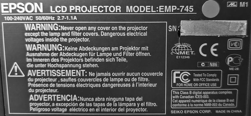 VIDEOPROJECTEUR LCD DE MARQUE EPSON MODELE EMP-745. VENDU AVEC CABLE D'ALIMENTATION ET TELECOMMANDE. LOCALISATION -> BAT J : - 1