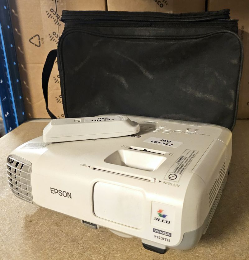 VIDEOPROJECTEUR DE MARQUE EPSON MODELE EB-955WH. VENDU AVEC SACOCHE DE TRANSPORT, CABLE VIDEO, CABLE D'ALIMENTATION ET TELECOMMANDE. LOCALISATION -> BAT J : - 1