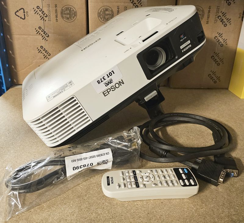 VIDEOPROJECTEUR DE MARQUE EPSON MODELE EB-1970W. VENDU AVEC SON CABLE D'ALIMENTATION, CABLE VIDEO, TELECOMMANDE ET SON SUPPORT PLAFONNIER. LOCALISATION -> BAT J : - 1