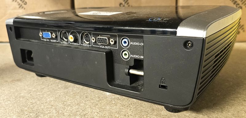 VIDEOPROJECTEUR DLP DE MARQUE NOBO MODELE S28. VENDU AVEC CABLE D'ALIMENTATION.  LOCALISATION -> BAT J : - 1