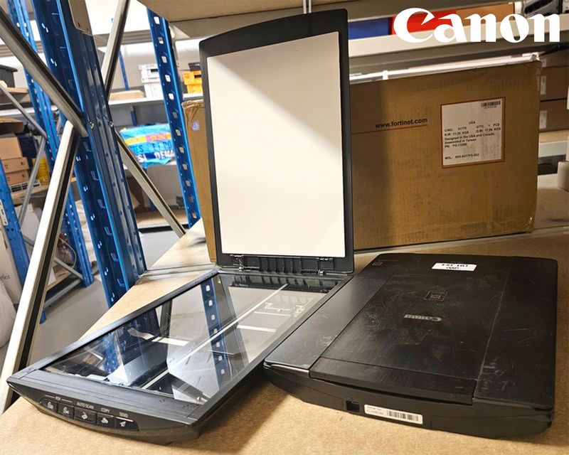 2 SCANNERS DE MARQUE CANON MODELE LIDE 220.  LOCALISATION -> BAT J : - 1