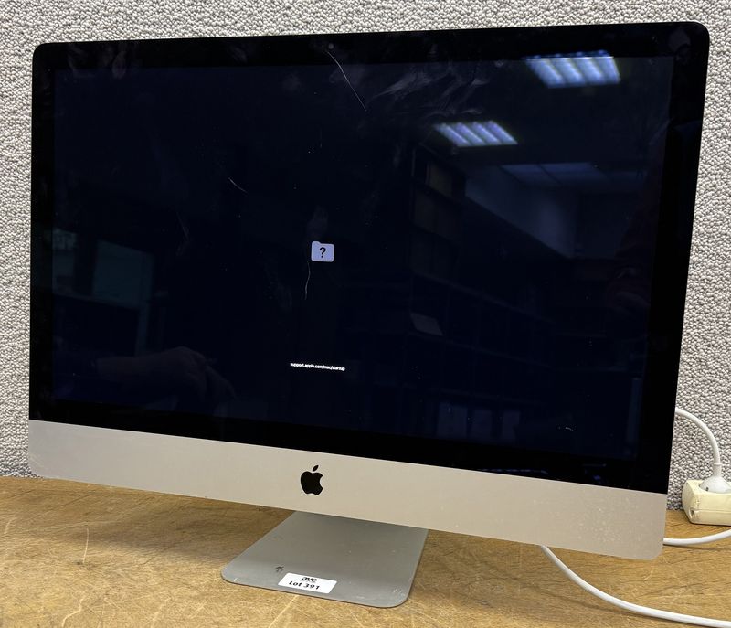 ORDINATEUR DE BUREAU RETINA 5K 27 POUCES DE MARQUE APPLE MODELE IMAC A2115, PROCESSEUR INTEL CORE I5, 2 X 4 GO DE RAM DDR3, DISQUE DUR SSD, PROCESSEUR GRAPHIQUE AMD RADEON, AVEC SON CABLE D'ALIMENTATION. ACCIDENT (RAYURE SUR L'ECRAN). LOCALISATION -> BAT J : - 1