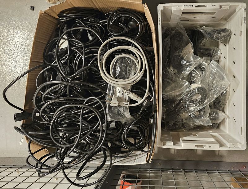 100 (APPROX) CABLE D'ALIMENTATION DE DIVERS TAILLE. LOCALISATION -> BAT J : - 1