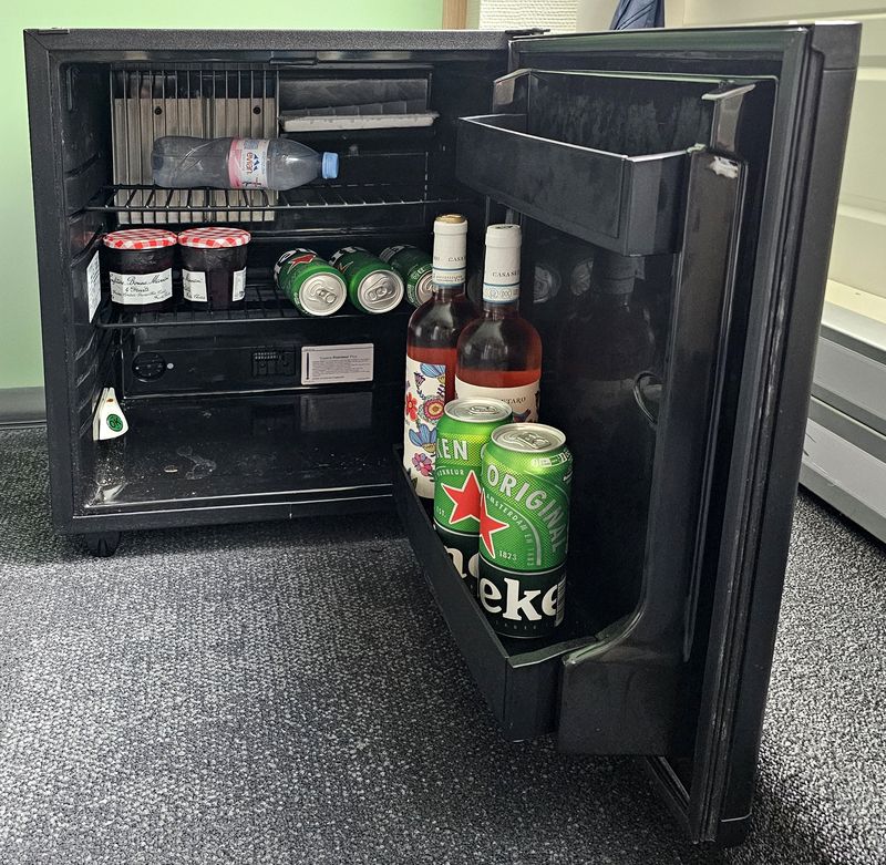 MINI BAR OUVRANT PAR UNE PORTE SUR 2 ETAGERES DE MARQUE DOMETIC MODELE RA650N5. 58 X 49 X 49 CM. 3 UNITES. VENDU A L'UNITE AVEC FACULTE DE REUNION. LOCALISATION -> BAT A : 1 S; BAT H : 2; BAT B : STOCK DELTA