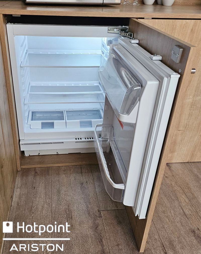 REFRIGERATEUR ENCASTRE OUVRANT PAR UNE PORTE SUR 2 NIVEAUX, 2 BACS A LEGUMES ET 2 RANGEMENTS POUR LES PORTES DE MARQUE HOTPOINT ARISTON MODELE BTS1622/HA. 3 UNITES. VENDU A L'UNITE AVEC FACULTE DE REUNION. LOCALISATION -> BAT FK : RDC