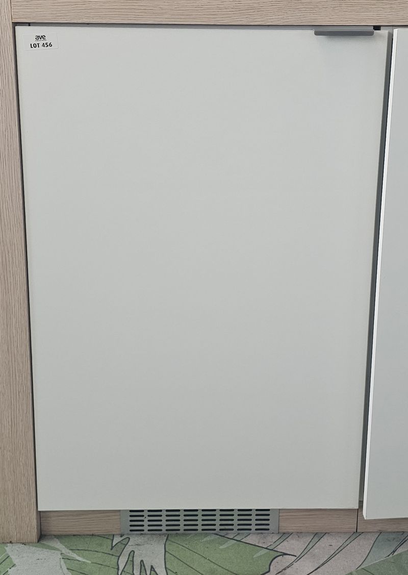 REFRIGERATEUR ENCASTRE AVEC UN COMPARTIMENT CONGELATION OUVRANT PAR UNE PORTE SUR 2 ETAGERES ET 2 BACS A LEGUMES DE MARQUE SIEMENS MODELE KI22LAD30/04. VOLUME TOTALE 127 LITRES. 87 X 56 X 57 CM. LOCALISATION -> BAT FK : 2