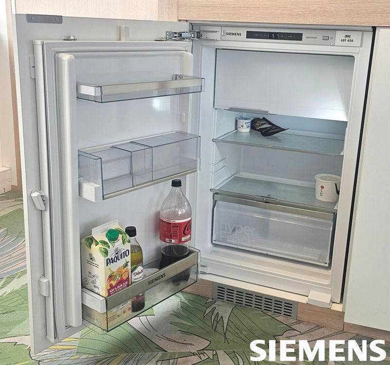 REFRIGERATEUR ENCASTRE AVEC UN COMPARTIMENT CONGELATION OUVRANT PAR UNE PORTE SUR 2 ETAGERES ET 2 BACS A LEGUMES DE MARQUE SIEMENS MODELE KI22LAD30/04. VOLUME TOTALE 127 LITRES. 87 X 56 X 57 CM. LOCALISATION -> BAT FK : 2