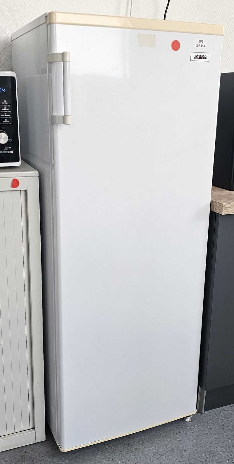 REFRIGERATEUR OUVRANT PAR UNE PORTE SUR 5 NIVEAUX ET 1 BAC A LEGUME DE MARQUE VALBERG MODELE VAL 1P 250A+ BIC. 250 LITRES. 144 X 56 X 61 CM. LOCALISATION -> BAT H : 1