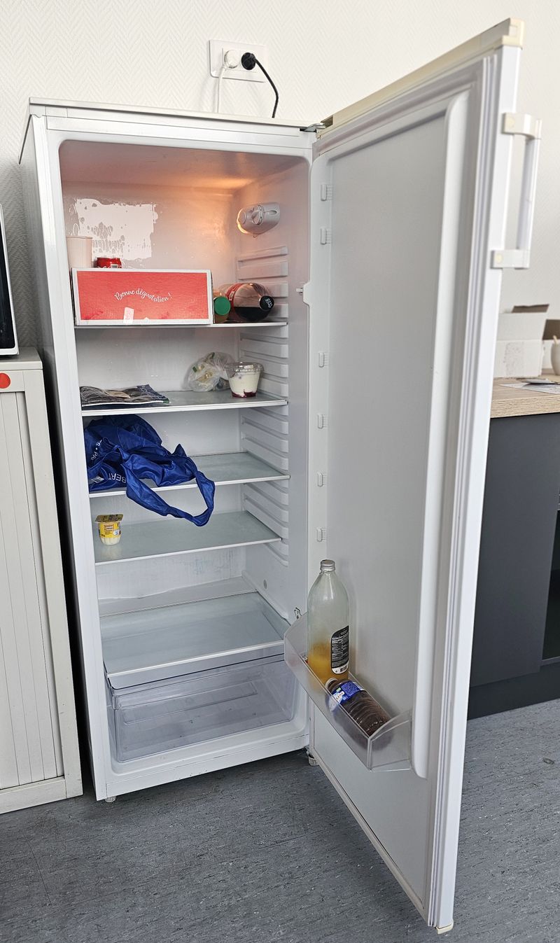 REFRIGERATEUR OUVRANT PAR UNE PORTE SUR 5 NIVEAUX ET 1 BAC A LEGUME DE MARQUE VALBERG MODELE VAL 1P 250A+ BIC. 250 LITRES. 144 X 56 X 61 CM. LOCALISATION -> BAT H : 1