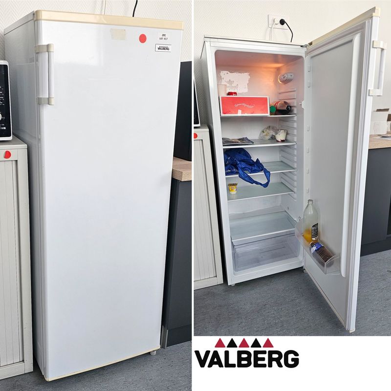 REFRIGERATEUR OUVRANT PAR UNE PORTE SUR 5 NIVEAUX ET 1 BAC A LEGUME DE MARQUE VALBERG MODELE VAL 1P 250A+ BIC. 250 LITRES. 144 X 56 X 61 CM. LOCALISATION -> BAT H : 1