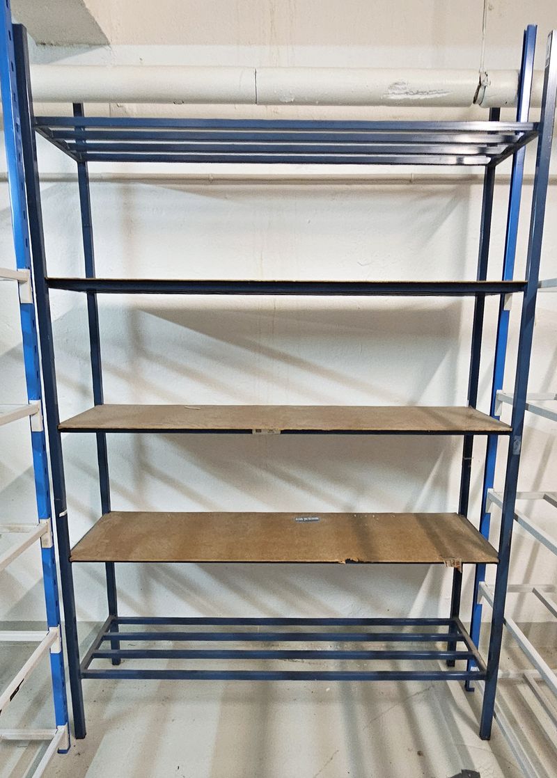 6,75 METRES LINEAIRES D'ETAGERE COMPRENANT 5 ETAGERES A 5 NIVEAUX EN ACIER LAQUE BLEU. 3 ETAGERES DE 188 X 125 X 40 CM ; 2 ETAGERES DE 188 X 100 X 40 ET 1 ETAGERE DE 188 X 100 X 80 CM. ON Y JOINT 2 ETAGERES A 5 NIVEAUX CHACUNE EN ACIER LAQUE GRIS (165 X 105 X 35 ET 203 X 105 X 35 CM). LOCALISATION -> BAT A : -2 ARCHIVE 3