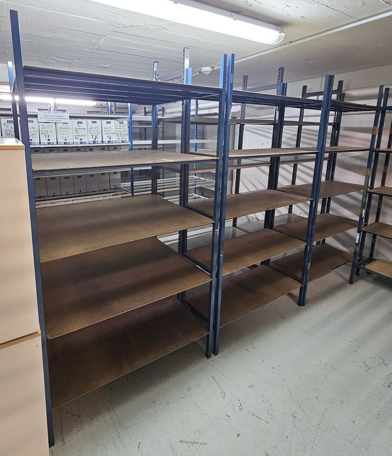 6,75 METRES LINEAIRES D'ETAGERE COMPRENANT 5 ETAGERES A 5 NIVEAUX EN ACIER LAQUE BLEU. 3 ETAGERES DE 188 X 125 X 40 CM ; 2 ETAGERES DE 188 X 100 X 40 ET 1 ETAGERE DE 188 X 100 X 80 CM. ON Y JOINT 2 ETAGERES A 5 NIVEAUX CHACUNE EN ACIER LAQUE GRIS (165 X 105 X 35 ET 203 X 105 X 35 CM). LOCALISATION -> BAT A : -2 ARCHIVE 3