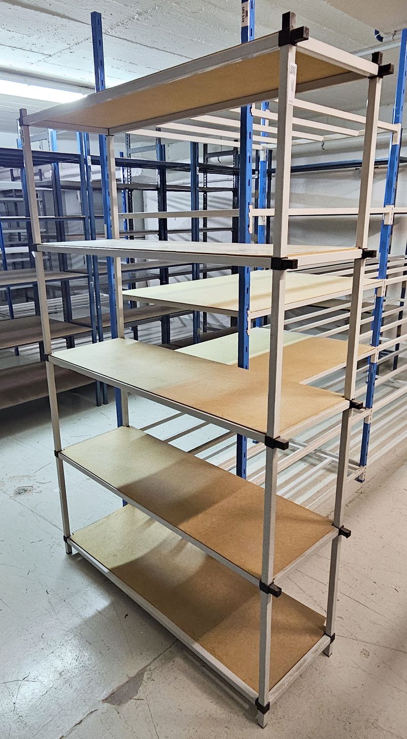 6,75 METRES LINEAIRES D'ETAGERE COMPRENANT 5 ETAGERES A 5 NIVEAUX EN ACIER LAQUE BLEU. 3 ETAGERES DE 188 X 125 X 40 CM ; 2 ETAGERES DE 188 X 100 X 40 ET 1 ETAGERE DE 188 X 100 X 80 CM. ON Y JOINT 2 ETAGERES A 5 NIVEAUX CHACUNE EN ACIER LAQUE GRIS (165 X 105 X 35 ET 203 X 105 X 35 CM). LOCALISATION -> BAT A : -2 ARCHIVE 3