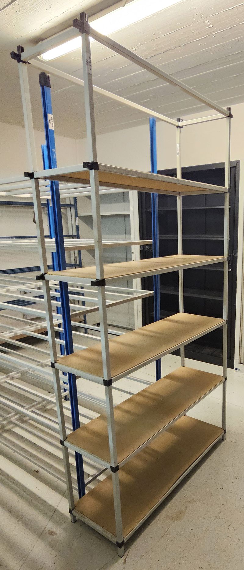 6,75 METRES LINEAIRES D'ETAGERE COMPRENANT 5 ETAGERES A 5 NIVEAUX EN ACIER LAQUE BLEU. 3 ETAGERES DE 188 X 125 X 40 CM ; 2 ETAGERES DE 188 X 100 X 40 ET 1 ETAGERE DE 188 X 100 X 80 CM. ON Y JOINT 2 ETAGERES A 5 NIVEAUX CHACUNE EN ACIER LAQUE GRIS (165 X 105 X 35 ET 203 X 105 X 35 CM). LOCALISATION -> BAT A : -2 ARCHIVE 3