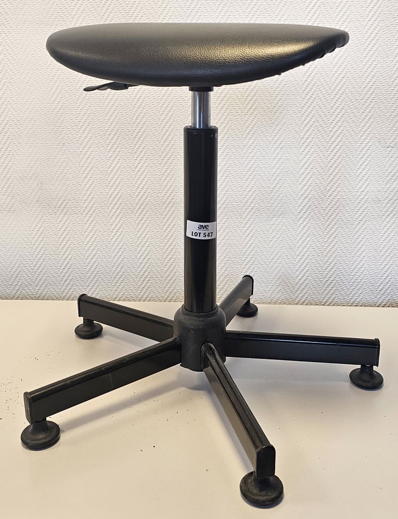 TABOURET ASSIS DEBOUT A HAUTEUR AJUSTABLE, ASSISE EN SIMILI CUIR DE COULEUR NOIRE REPOSANT SUR UN PIETEMENT A 5 BRANCHES AVEC PATINS EN ACIER LAQUE NOIR. HAUTEUR MIN : 53 CM, HAUTEUR MAX : 73 CM, 53 X 53 CM. 3 UNITES. VENDU A L'UNITE AVEC FACULTE DE REUNION. LOCALISATION -> BAT H : 2