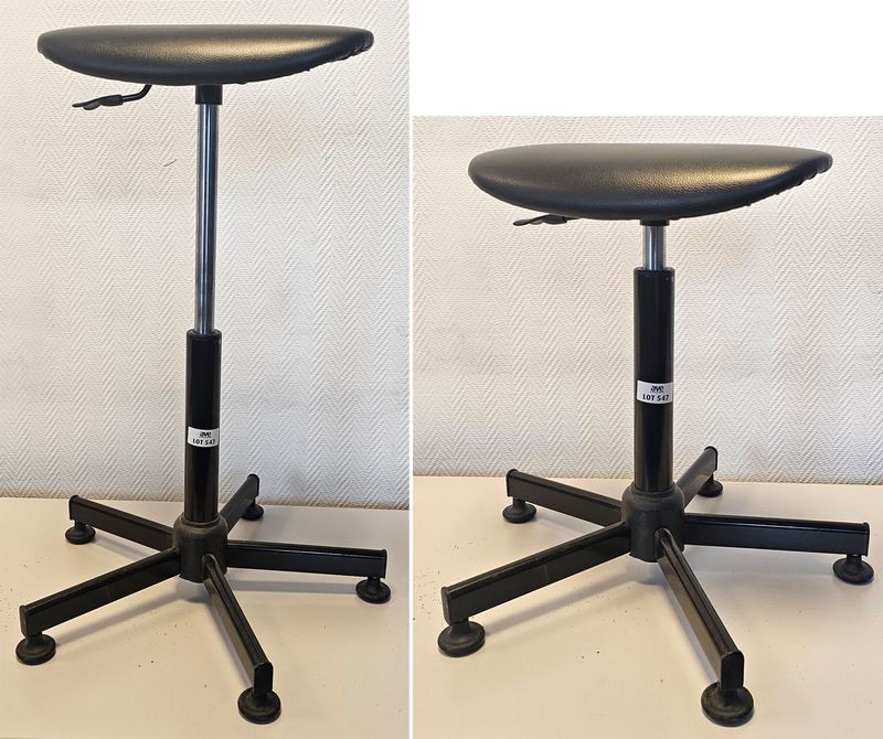 TABOURET ASSIS DEBOUT A HAUTEUR AJUSTABLE, ASSISE EN SIMILI CUIR DE COULEUR NOIRE REPOSANT SUR UN PIETEMENT A 5 BRANCHES AVEC PATINS EN ACIER LAQUE NOIR. HAUTEUR MIN : 53 CM, HAUTEUR MAX : 73 CM, 53 X 53 CM. 3 UNITES. VENDU A L'UNITE AVEC FACULTE DE REUNION. LOCALISATION -> BAT H : 2