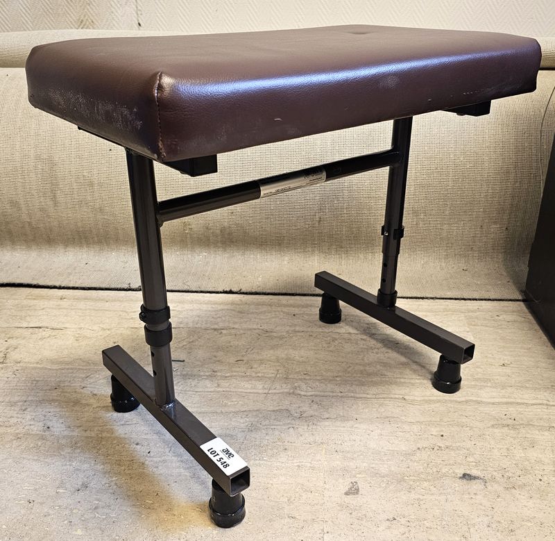 TABOURET BAS A HAUTEUR AJUSTABLE DE MARQUE AIDAPT, ASSISE EN CUIR DE COULEUR CHOCOLAT REPOSANT SUR UN PIETEMENT EN ACIER LAQUE MARRON A 4 PATINS. HAUTEUR MIN : 41 CM, HAUTEUR MAX : 55 CM, 50 X 30 CM. LOCALISATION -> BAT B : STOCK DELTA