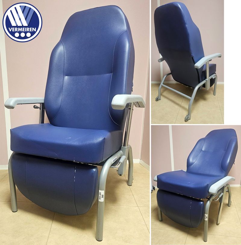 FAUTEUIL DE REPOS INCLINABLE ET ACCOUDOIRS AJUSTABLES DE MARQUE VERMEIREN ASSISE, DOSSIER ET REPOSE PIEDS EN SIMILICUIR DE COULEUR BLEUE NUIT REPOSANT SUR UNE STRUCTURE ET 4 PIEDS DONT 2 A ROULETTES EN ACIER LAQUE GRIS. 119 X 69 X 75 CM. MANQUE PISTON POUR REPOSE PIED. LOCALISATION -> BAT B : INFIRMERIE