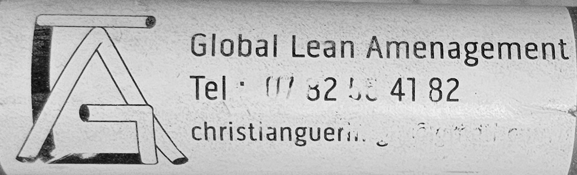 GUERIDON MOBIL OU DESERTE D'ATELIER DE MARQUE GLOBAL LEAN AMENAGEMENT STRUCTURE EN PVC AVEC TABLETTE EN LYLON DE COULEUR BLANCHE REPOSANT SUR 4 ROULETTES DIRECTIONNELLES A FREIN. 95 X 51 X 51 CM. 8 UNITES. VENDU A L'UNITE AVEC FACULTE DE REUNION. LOCALISATION -> BAT H : 2