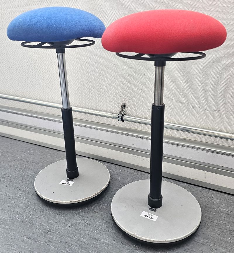 TABOURET ASSIS DEBOUT DE MARQUE MOIZI A HAUTEUR AJUSTABLE, ASSISE EN TISSU DE COULEUR BLEUE OU ROUGE REPOSANT SUR UN PIETEMENT BALANCIER EN ACIER LAQUE GRIS. HAUTEUR MIN : 58 CM, HAUTEUR MAX : 85 CM, 32 X 32 CM. 2 UNITES. VENDU A L'UNITE AVEC FACULTE DE REUNION. LOCALISATION -> BAT H : 2